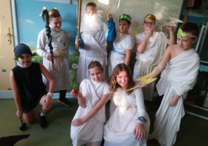 Uczniowie przebrani za greckich bogów-